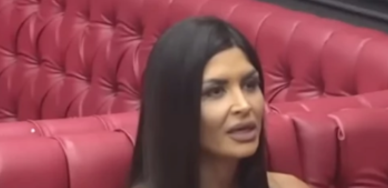 SKINULA SE JELENA MARINKOVIĆ Posle razvoda pokazala izvajane noge, a od pogleda na grudi se pada u nesvest!