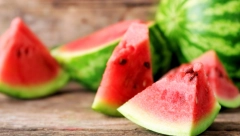 IZVADITE SEMENKE IZ LUBENICE BRZO I LAKO Potrebno je samo 2 minuta, a neće ostati ni jedna