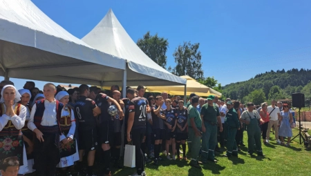VELIKI BROJ GRAĐANA ČEKA PREDSEDNIKA Vučić u obilasku rekonstruisanog puta Studenica-Rudno (FOTO)
