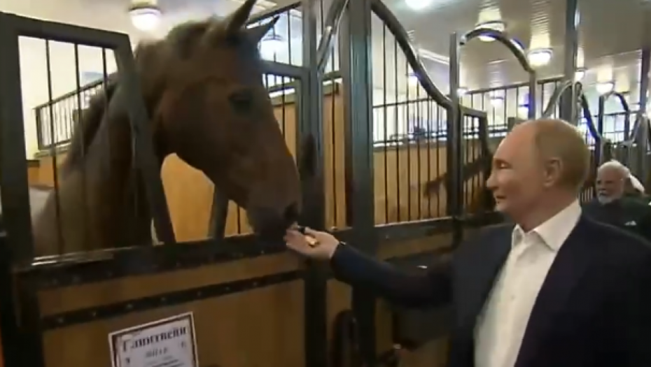 PUTIN KAKVOG JOŠ NISTE VIDELI Pokazao svoju nežnu stranu (VIDEO)