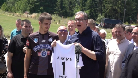 VUČIĆ BROJ JEDAN! Predsednik Srbije dobio specijalan poklon od meštana (FOTO)