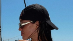 LEŽI NA BOKU, A IZ BIKINIJA ISPADAJU GRUDI! Naša pevačica napravila opšti kolaps u Crnoj Gori, svi gledaju u njen dekolte, ali i tange!