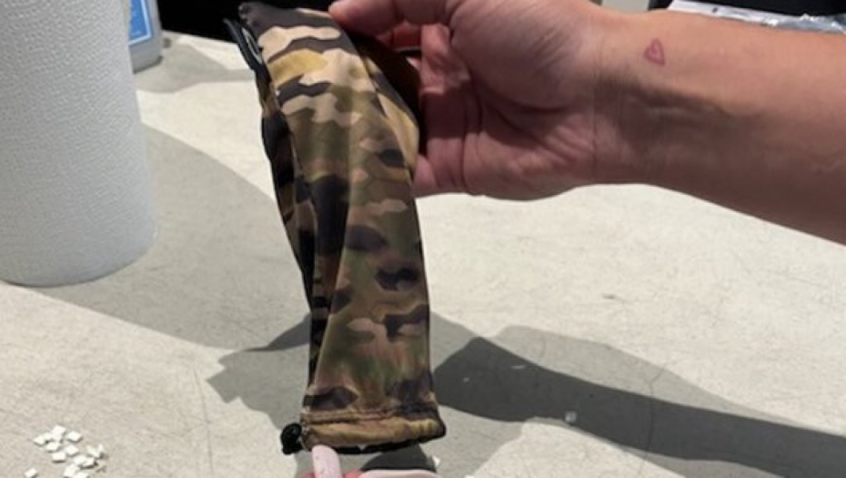DA LI JE OVO REALNO? Ugurao preko stotinu gmizavaca u pantalone, pa pokušao da prevari carinike na aerodromu! (FOTO)