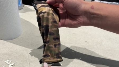 DA LI JE OVO REALNO? Ugurao preko stotinu gmizavaca u pantalone, pa pokušao da prevari carinike na aerodromu! (FOTO)