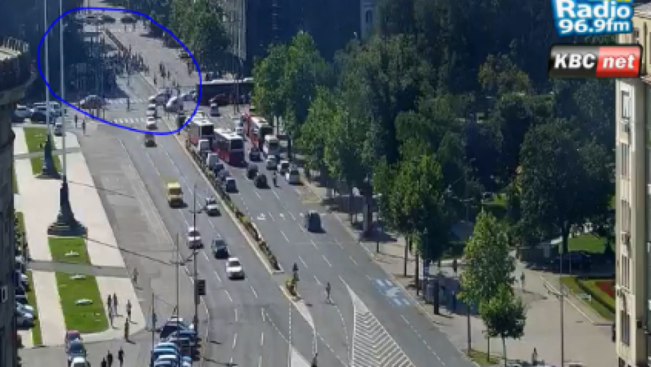 A ISPRED USTAVNOG SUDA - DEBAKL! Šačica ljudi maltretira građane, lažu o broju prisutnih - kriju koliko zapravo nemaju podrške