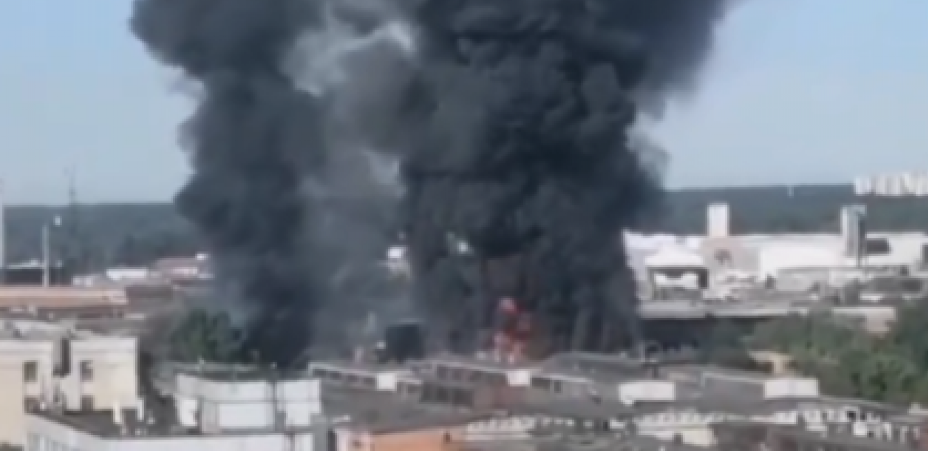 CRNI DIM IZNAD MOSKVE Gori fabrika puna boca sa gasom (VIDEO)