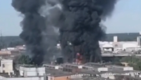 CRNI DIM IZNAD MOSKVE Gori fabrika puna boca sa gasom (VIDEO)