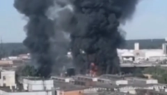 CRNI DIM IZNAD MOSKVE Gori fabrika puna boca sa gasom (VIDEO)
