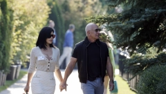 OVAKO SE ODMARAJU LJUDI KOJI NE ZNAJU ŠTA ĆE SA PARAMA Bezos i njegova verenica se bahanališu u kampu za milijardere