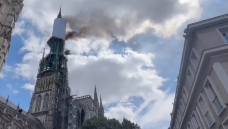 PRVI SNIMCI KATEDRALE U PLAMENU Dim kulja iz tornja (VIDEO)