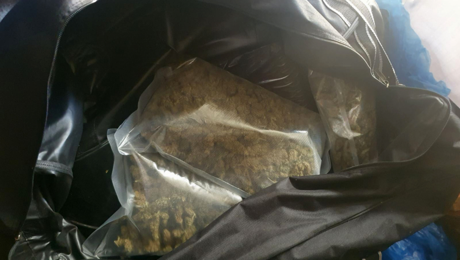 VELIKA ZAPLENA NOVOSADSKE POLICIJE   Kod dilera iz Beograda pranađeno 5,6 kilograma marihuane