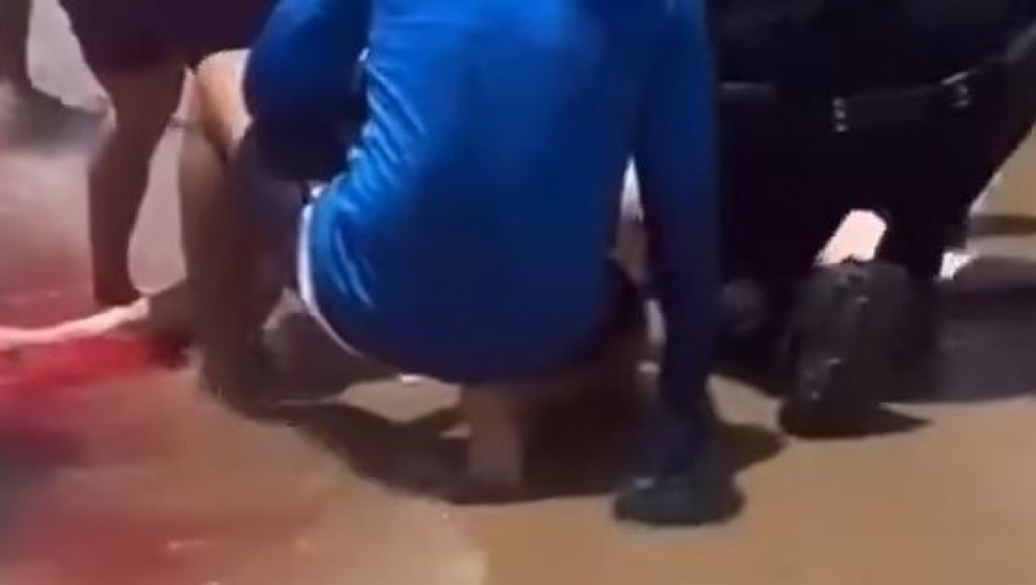 ŽENU IZUJEDALA AJKULA NA POZNATOJ PLAŽI! Snimak napada uznemirio javnost! (VIDEO)