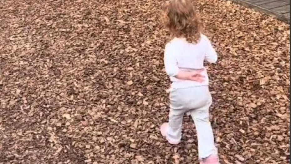 MAJKA PRIMETILA ČUDNO PONAŠANJE KOD ĆERKE Taman htela da zove doktore, a onda je otkrila neverovatan razlog! (VIDEO)