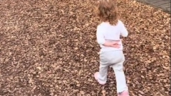 MAJKA PRIMETILA ČUDNO PONAŠANJE KOD ĆERKE Taman htela da zove doktore, a onda je otkrila neverovatan razlog! (VIDEO)