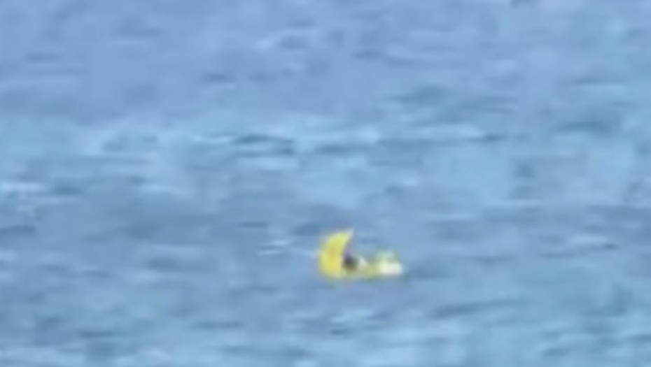 KO JE OVDE LUD? Muškarac 19 sati plovio na gumenom šlaufu, a spasiocima je rekao ČUDNU rečenicu (VIDEO)