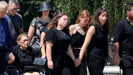 NAJPOTRESNIJI PRIZOR NA SAHRANI ŽENE STRADALE NA SAVI Otac drži uplakane ćerke za ruke, njena majka u invalidskim kolicima (FOTO)