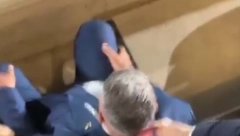 BIZARNO I ODVRATNO Predsednik Fudbalskog saveza doveo čoveka za specijalni zadatak, ovako nešto nikada niste videli (VIDEO)