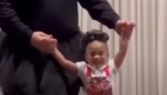 TATA ZAPLESAO KAO PRAVA BALERINA Hteo da obraduje ćerku, pa postao zvezda društvenih mreža! (VIDEO)