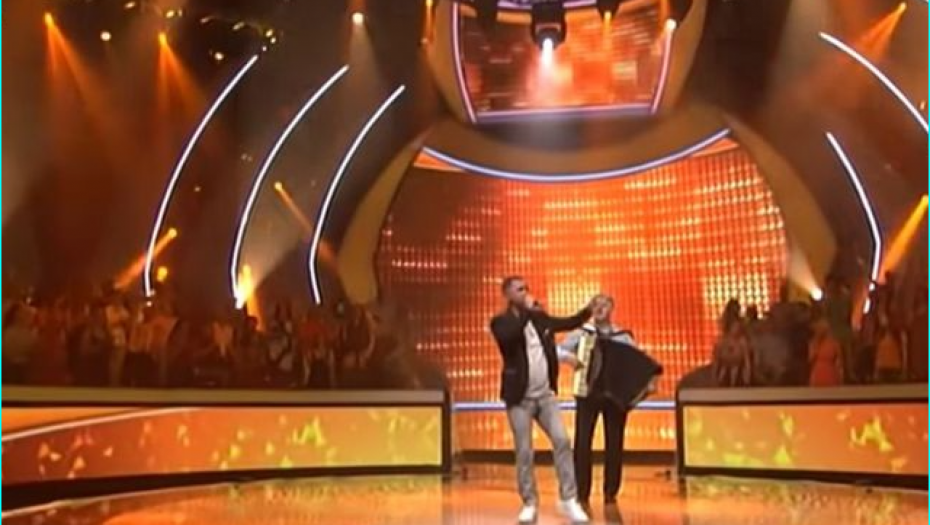 PEVAČ GRANDA DOŽIVEO VELIKO PONIŽENJE ZBOG BAKŠIŠA Sve se desilo na slavlju: "Poljubila me je i stavila jezik u uvo"