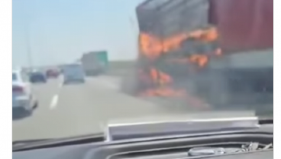 PLAMEN GUTA KAMION NASRED AUTOPUTA! Gusti, crni dim se širi svuda (VIDEO)