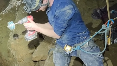 "NEŠTO VREBA U MRAKU" Spustili kameru u pećinu pa snimili prizor kao iz noćne more (VIDEO)