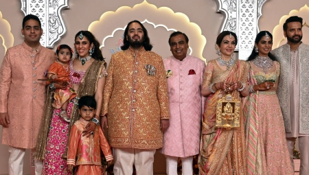 HELIKOPTERI DOLAZE PO GOSTE KADA SE ŽENI SIN INDIJSKOG MILIJARDERA  Maratonska svadba optočena zlatom, svilom i kadifom