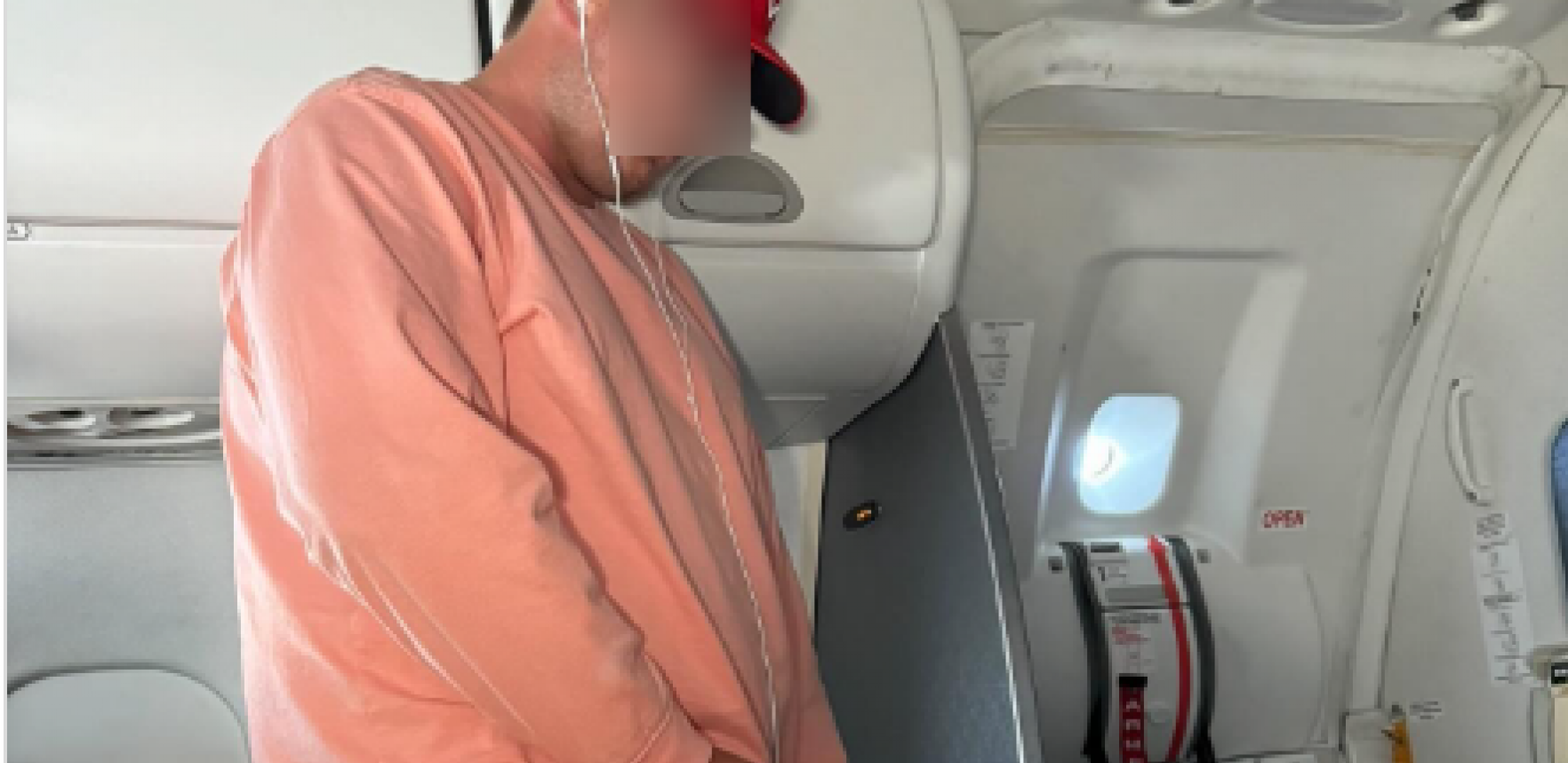 PUTINICI U AVIONU GLEDALI U ŠOKU, KAMERA SVE SNIMILA! Muškarac se pred svima skinuo, pa uradio nešto grozno (FOTO)