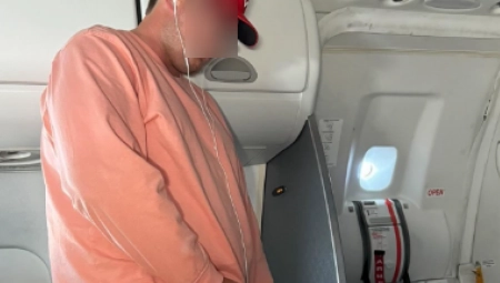 PUTINICI U AVIONU GLEDALI U ŠOKU, KAMERA SVE SNIMILA! Muškarac se pred svima skinuo, pa uradio nešto grozno (FOTO)