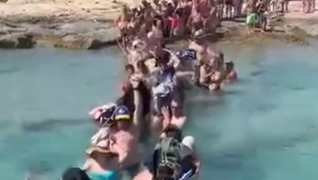 TURISTI U GRČKOJ PLIVAJU DO TRAJEKTA Torbe drže iznad glava, hitno se oglasilo Ministarstvo (VIDEO)