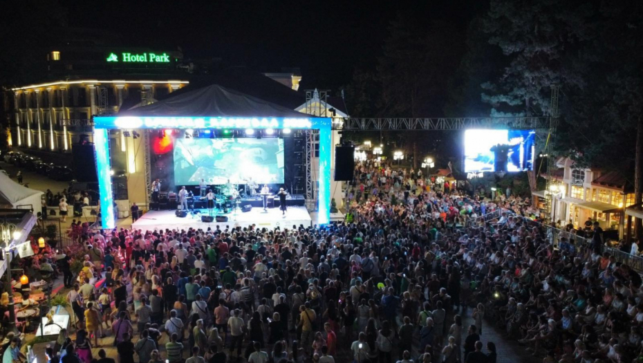 NASTAVILI SPEKTAKL Edita i Slavko Banjac oduševili publiku u Vrnjačkoj Banji