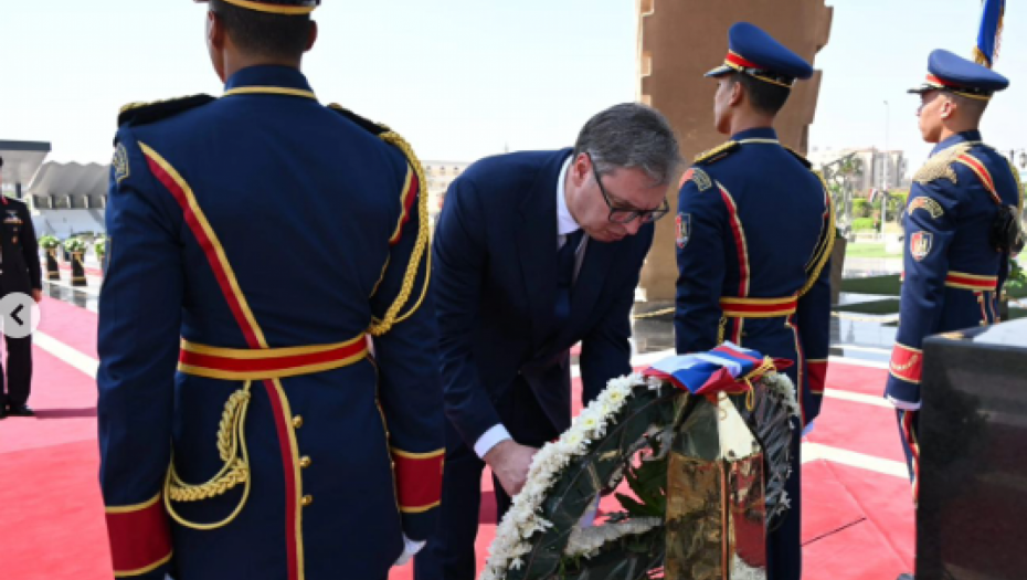 PREDSEDNIK VUČIĆ POLOŽIO VENCE U MEMORIJALNOM KOMPLEKSU NEZNANOG JUNAKA U EGIPTU Delimo ljubav prema slobodi i nezavisnosti (FOTO)