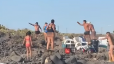 ŽENA VRIŠTI, ČUJE SE I VAPAJ! DEVOJČICE POKUŠAVAJU DA POBEGNU... Stravične scene na plaži, kulminiralo je kad je potegao nož! (FOTO)