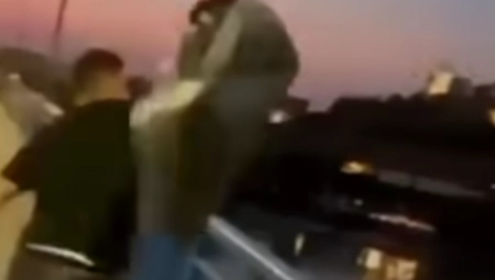 LJUDI OGORČENO GLEDAJU U SNIMAK IZ NOVOG SADA Nemila scena na Varadinskom mostu (FOTO)