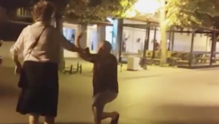 PRELEPA SCENA U INĐIJI Sugrađani oduševljeni, ljubav je u vazduhu (VIDEO)