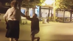 PRELEPA SCENA U INĐIJI Sugrađani oduševljeni, ljubav je u vazduhu (VIDEO)