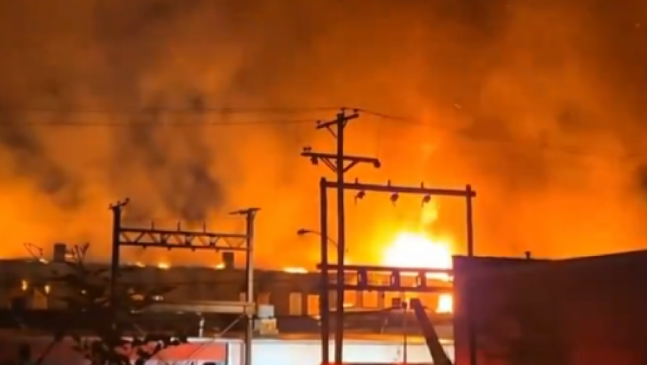 JEZIV INCIDENT TOKOM GAŠENJA STRAŠNOG POŽARA  Sedam vatrogasaca povređeno u SAD (VIDEO)