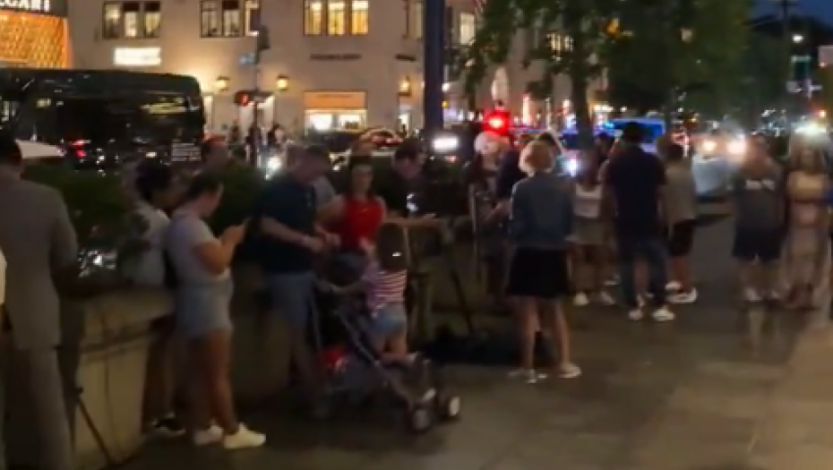 LJUDI IZLAZE NA ULICE, PALE SVEĆE I OSTAVLJAJU CVEĆE Dramatični prizori na ulicama nakon pokušaja atentata na Donalda Trampa (VIDEO)