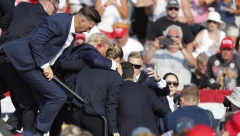 TRAMP IZVEDEN NA MITING DA BUDE STRELJAN? Velika greška umalo ga koštala glave