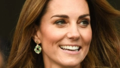 NAGLAŠAVA SOFISTICIRANOST, POTPUNO SUŽAVA STRUK... OVIM TRIKOM SE UVEK SLUŽI Kejt Midlton na Vimbldonu u ljubičastoj haljini idealnoj za svaku ženu