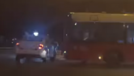 UDES U ŽARKOVU Autobus stoji nasred raskrsnice, automobil završio na pešačkom ostrvu (VIDEO)