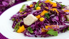 SALATA OD LJUBIČASTOG KUPUSA SA KUKURUZOM Osvežiće vas i rashladiti u trenu, a ukusa koji se pamti