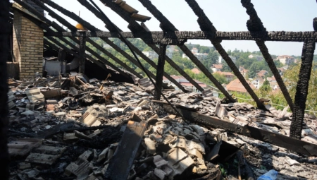 POTKROVLJE RUINIRAO POŽAR, STANARI U SUZAMA GOVORE KAKO SU OSTALI BEZ SVEGA! Stavične scene na Kanarevom brdu nakon vatrene stihije koja je PROGUTALA ZGRADU! (FOTO)