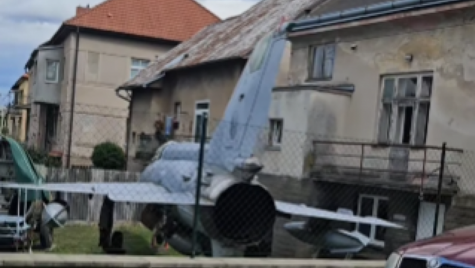 NESVAKIDAŠNJI PRIZOR IZ ČEŠKE Čovek u dvorištu drži legendarni MiG-21 (VIDEO)