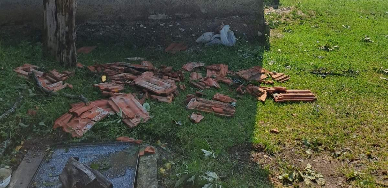 RAZORNO NEVREME POGODILO OVO MESTO U SRBIJI Drveće čupalo iz korena, nosilo krovove, ali tu nije kraj muka! (FOTO)