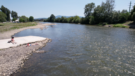 KRALJEVČANI SVOJE MORE NE DAJU NI ZA JEDNO GRČKO OSTRVO! Na paklenim vrućinama rashlađuju se na obalama Ibra, nekad je OVO bilo zabranjeno! (FOTO)
