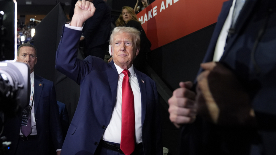 MNOGI ĆE SE ODUŠEVITI Pogledajte s kim se prvo Tramp rukovao na bini tokom konvencije Republikanske stranke