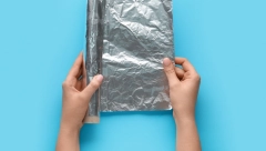 OTERAJTE ŠTETOČINE DALEKO OD KUĆE Žena je stavila aluminijumsku foliju ispred vrata i rešila problem koji mnoge muči