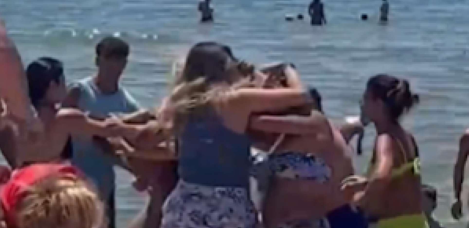 MASOVNA TUČA NA PLAŽI Šokirani turisti zabeležili prizor (VIDEO)