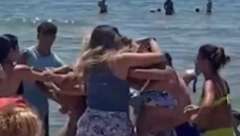 MASOVNA TUČA NA PLAŽI Šokirani turisti zabeležili prizor (VIDEO)