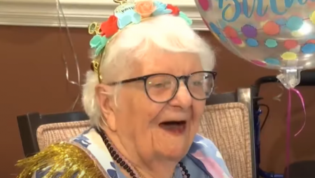 "PIJEM VINO I FLERTUJEM SA MUŠKARCIMA SA BRKOVIMA"  Baka napunila 108 godina pa otkrila tajnu dugovečnosti (VIDEO)